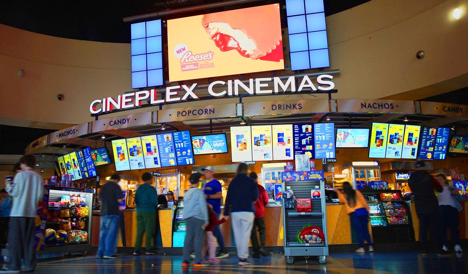 Publicité Reese de Hershey affichée au-dessus du comptoir de concessions chez Cineplex Cinemas